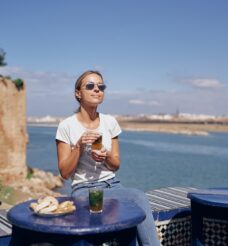 Le Thé à la Menthe : Plus qu’une Boisson, un Rituel Marocain